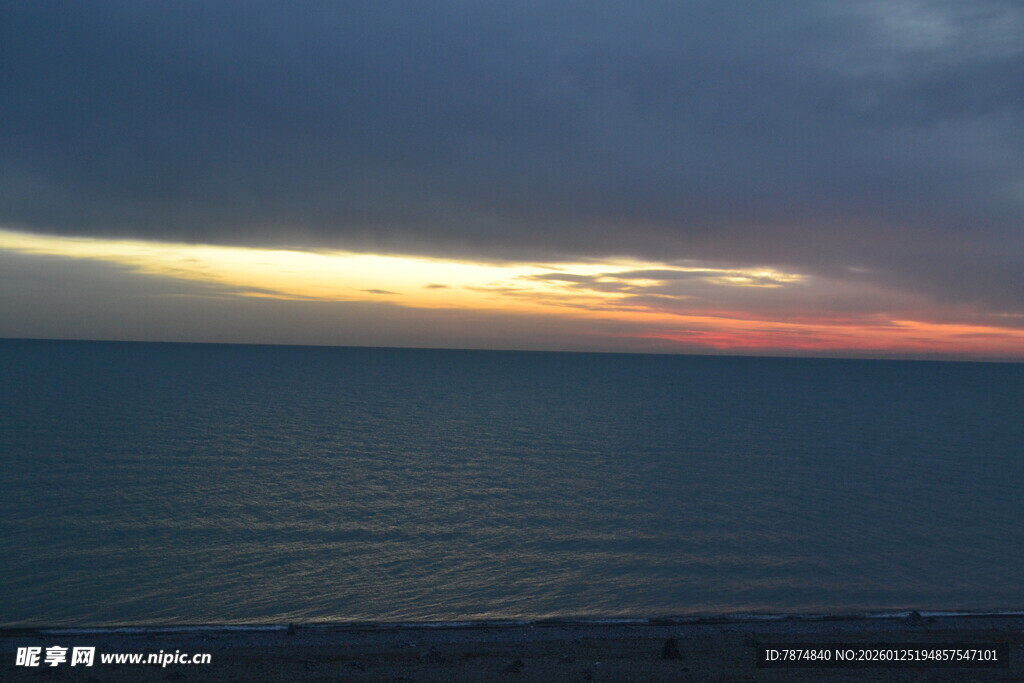 海边日落时分的美丽景象