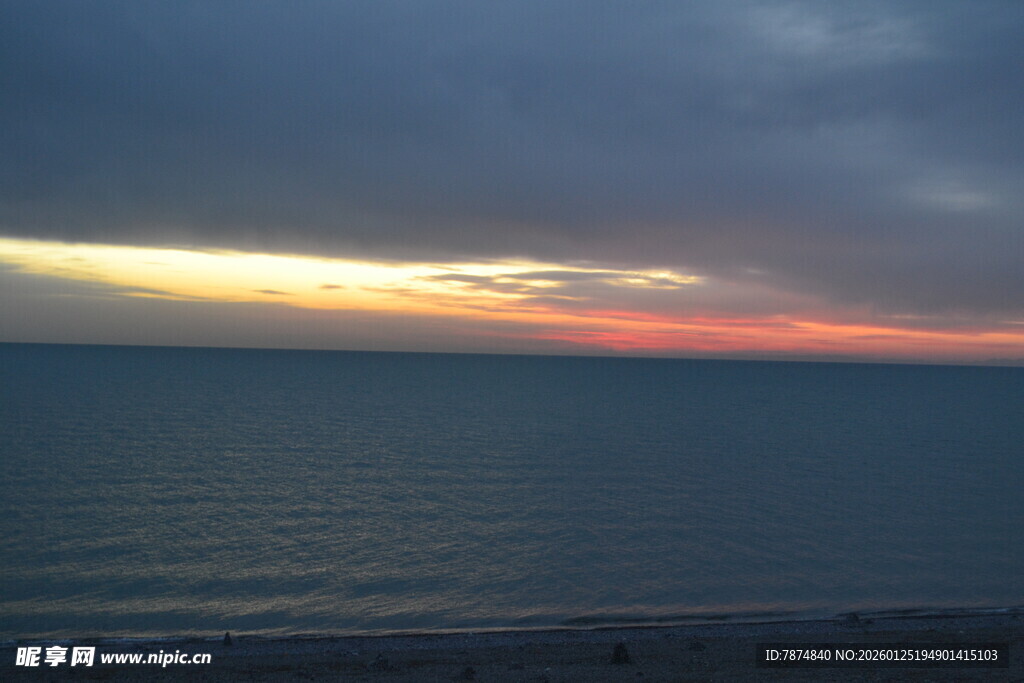 海边日落时分的壮丽景象