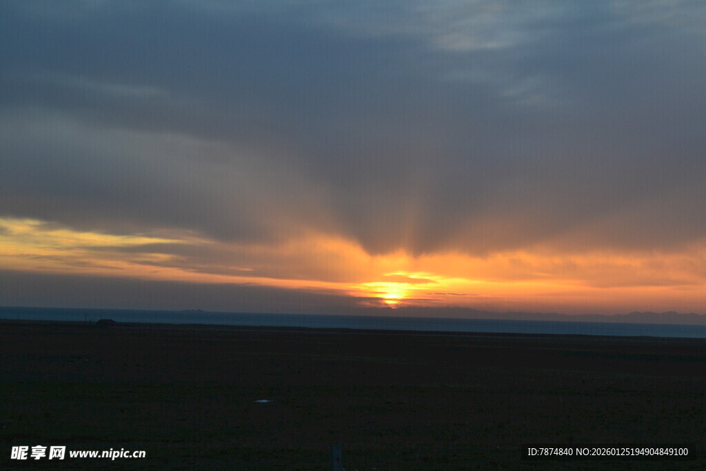 日落时分的壮丽天空景观