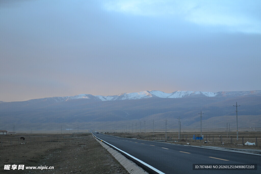 公路尽头的壮丽山脉景观
