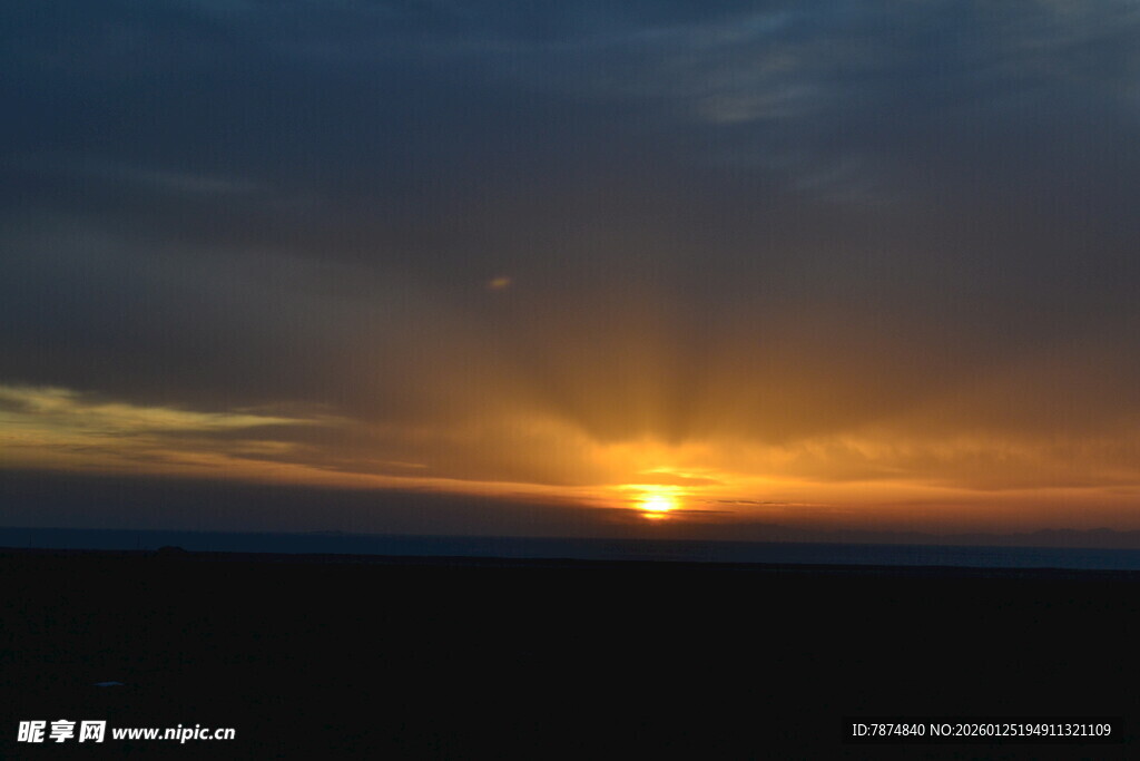 壮丽日落时分的天空景观