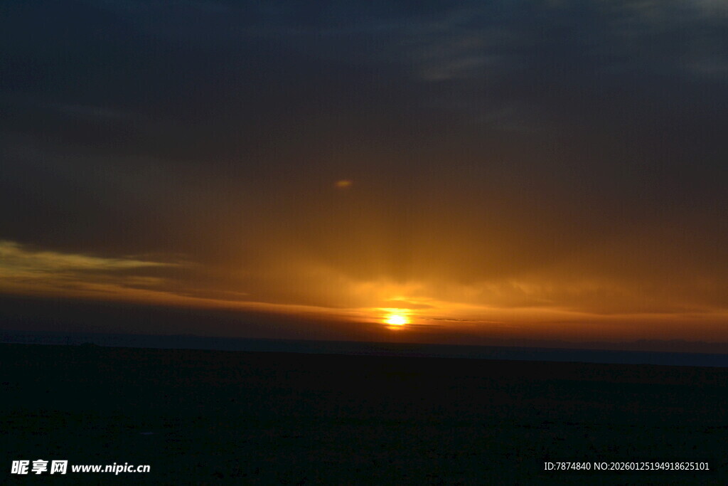 日落时分的壮丽天空景观