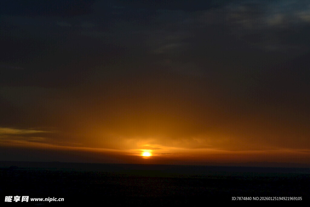 日落时分的壮丽天空景观
