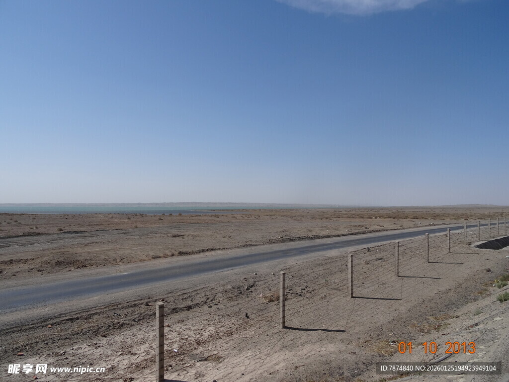 空旷公路旁的荒凉景致