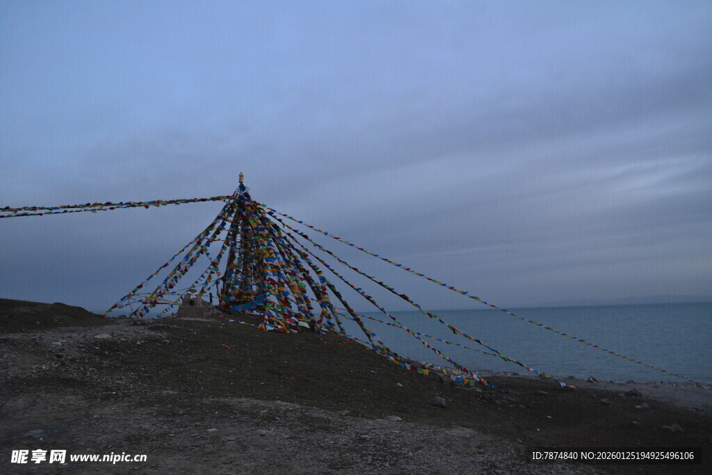 海边暮色中的绳索结构物