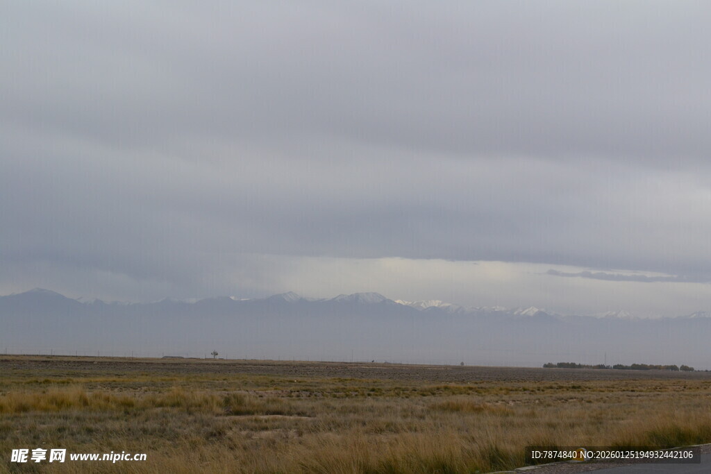旷野阴天远景图