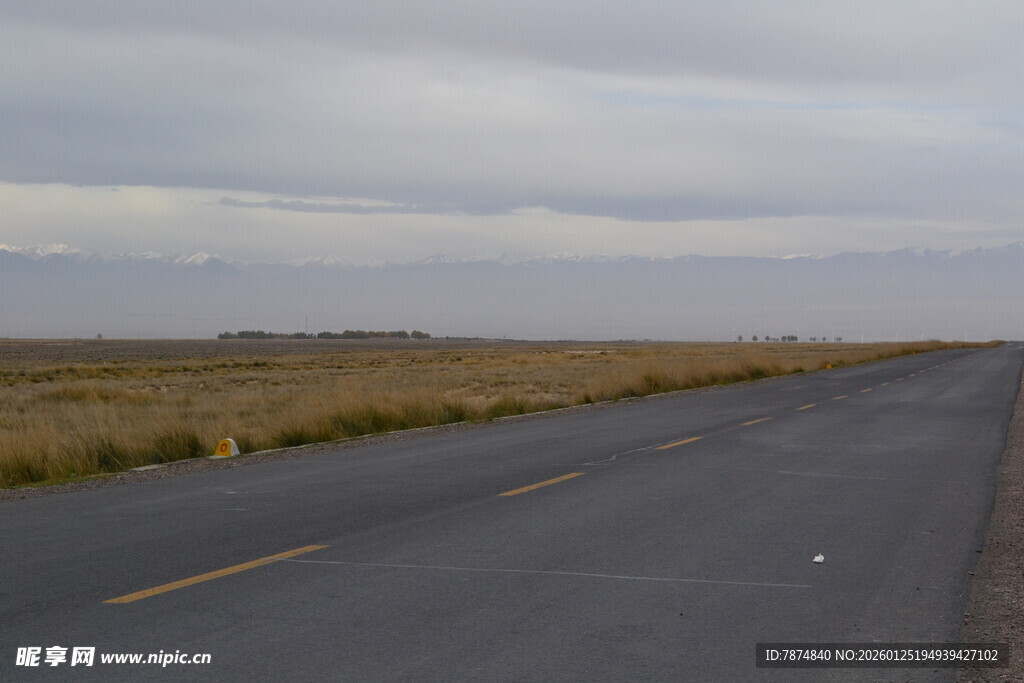 空旷公路延伸至远方