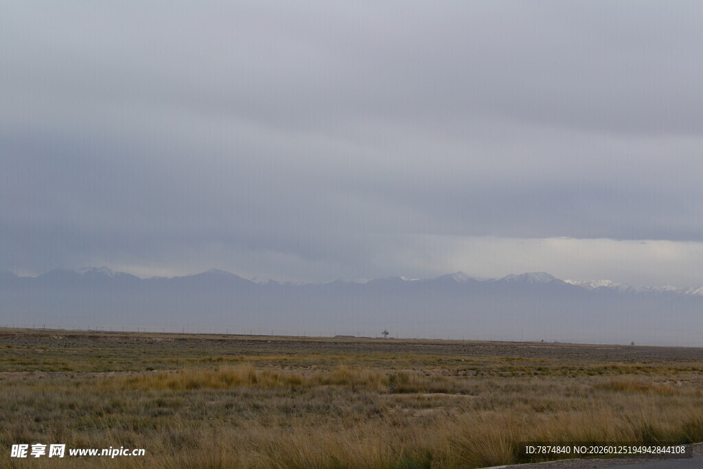 广袤荒原上的阴沉天空