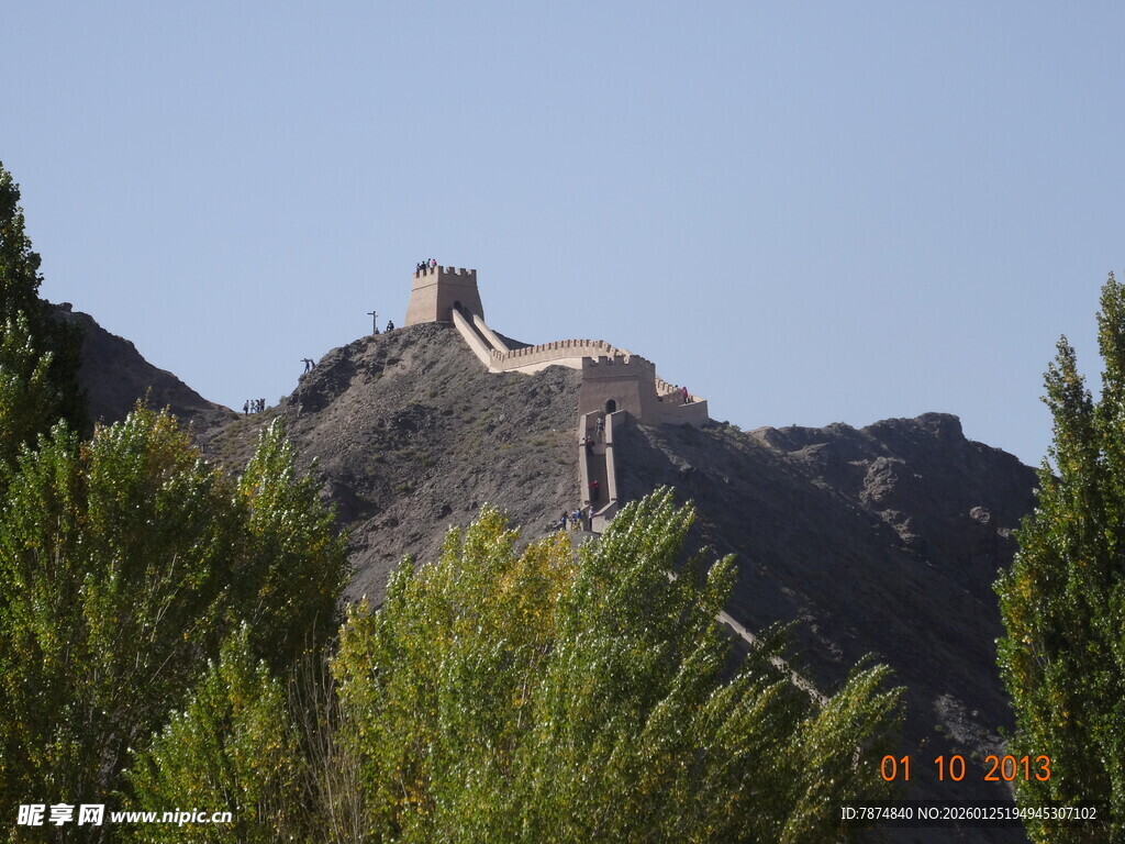 巍峨长城屹立青山之巅