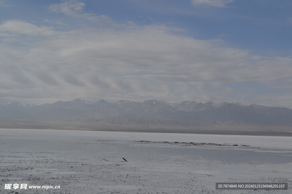 广阔盐湖与远处山峦景象