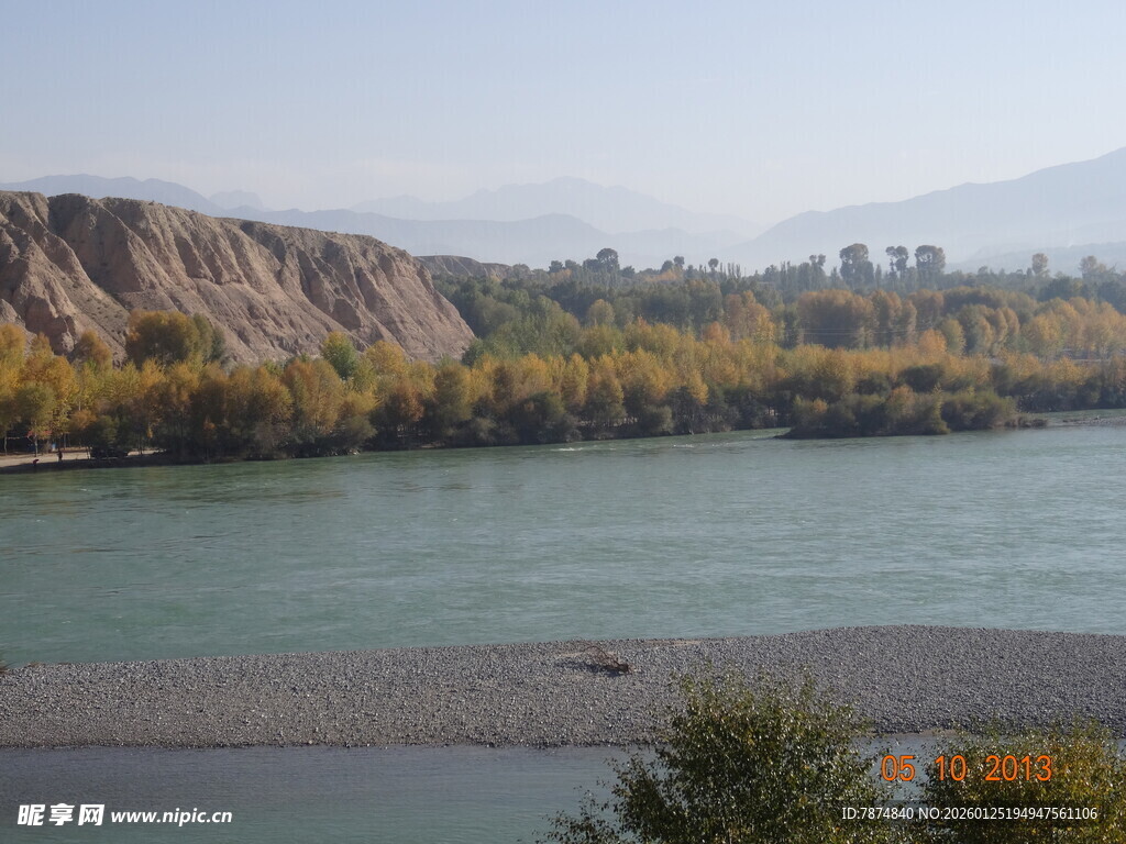 河畔秋景风光如画