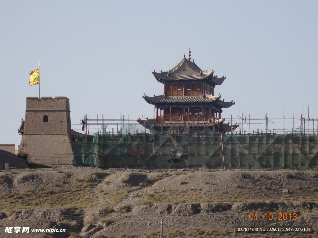 古城楼屹立于荒凉之地