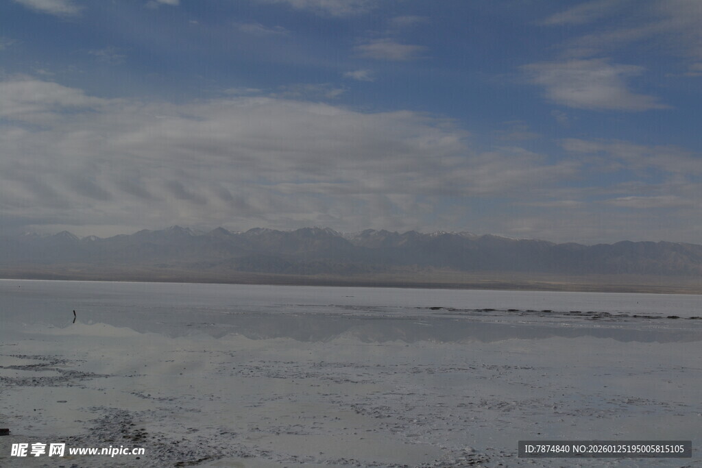 广阔盐湖与远处山峦景色
