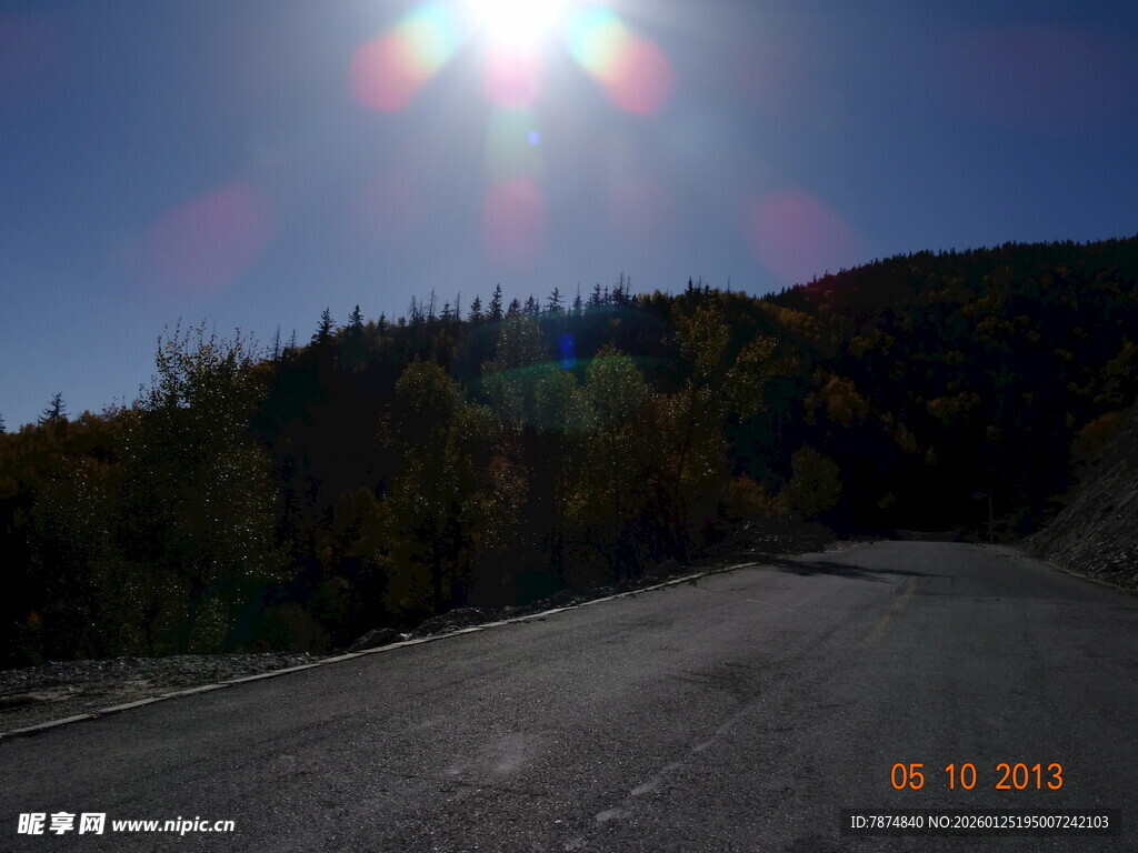 阳光照耀下的山间公路