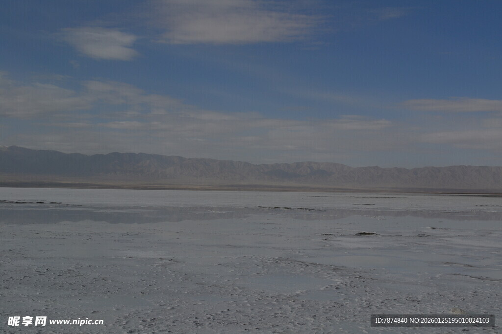 广阔盐湖景观