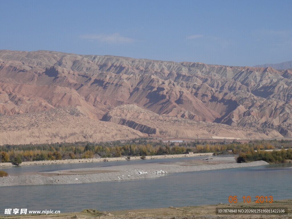 壮丽河谷与远处山峦景观