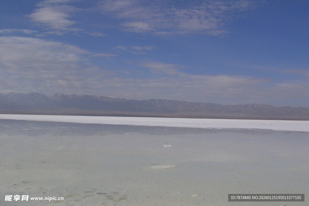 广阔盐湖与蓝天美景