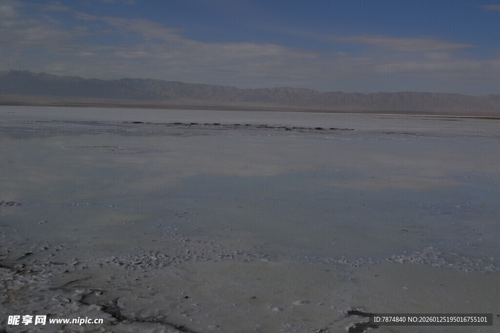 广阔盐湖景观