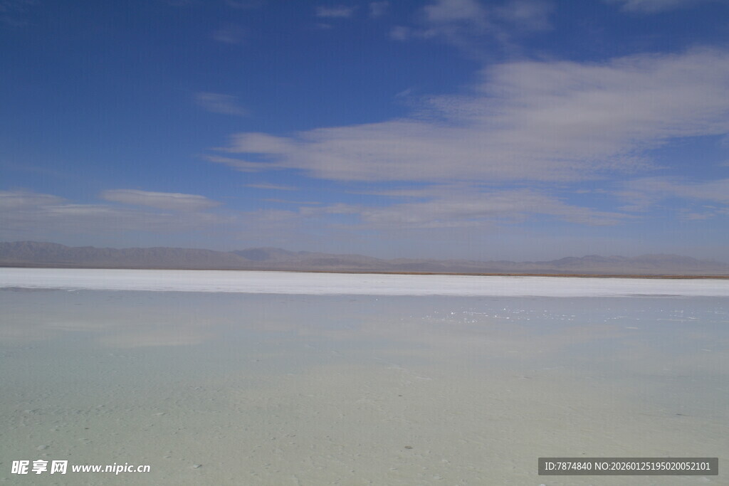 广阔盐湖与蓝天相映成景