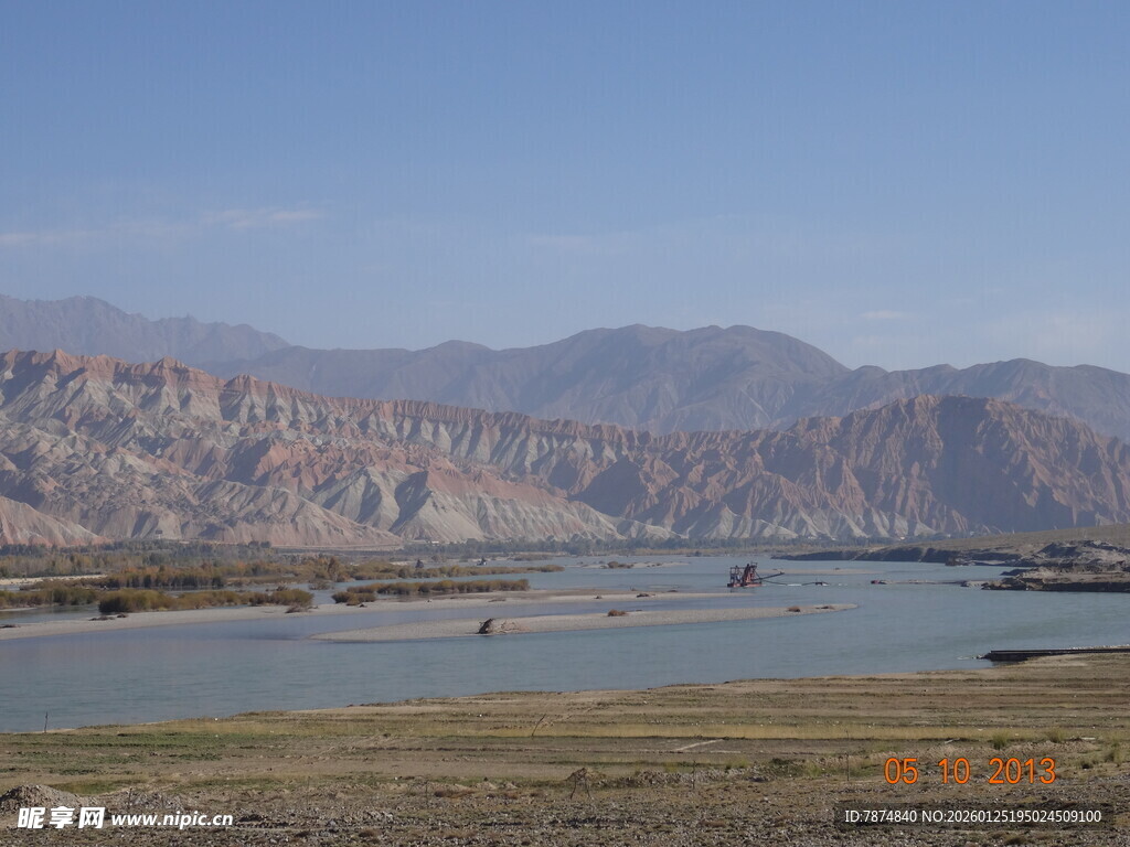 壮丽山河间的宽阔水域