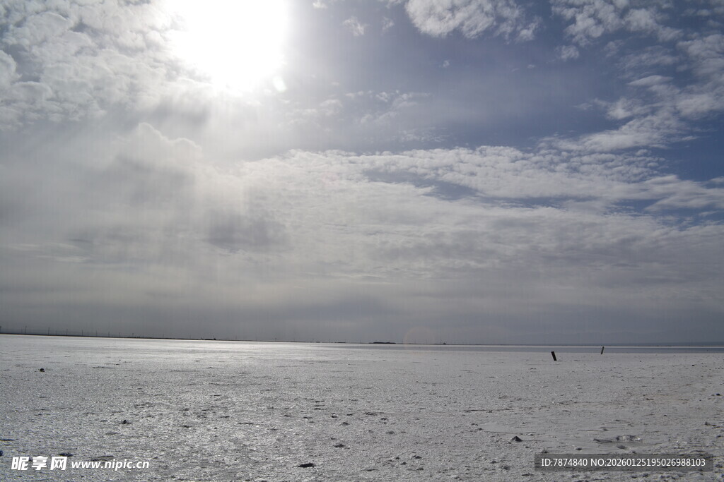 阳光下的广阔冰雪世界