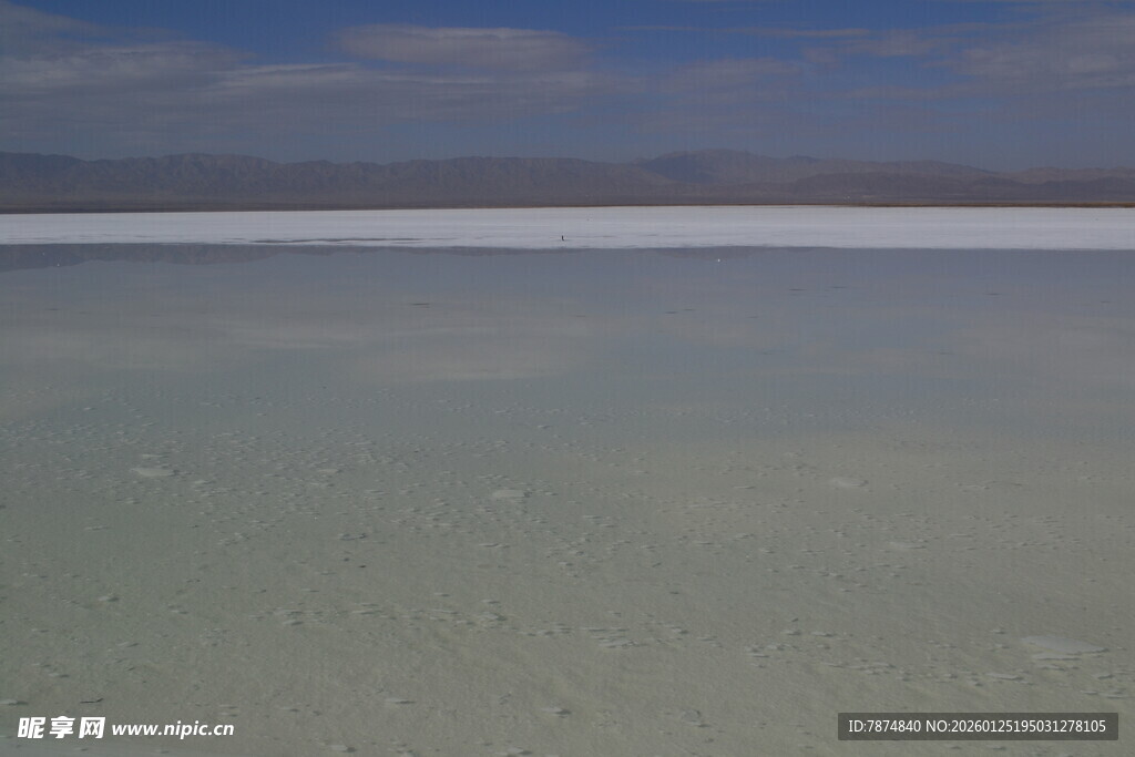 广阔盐湖景观