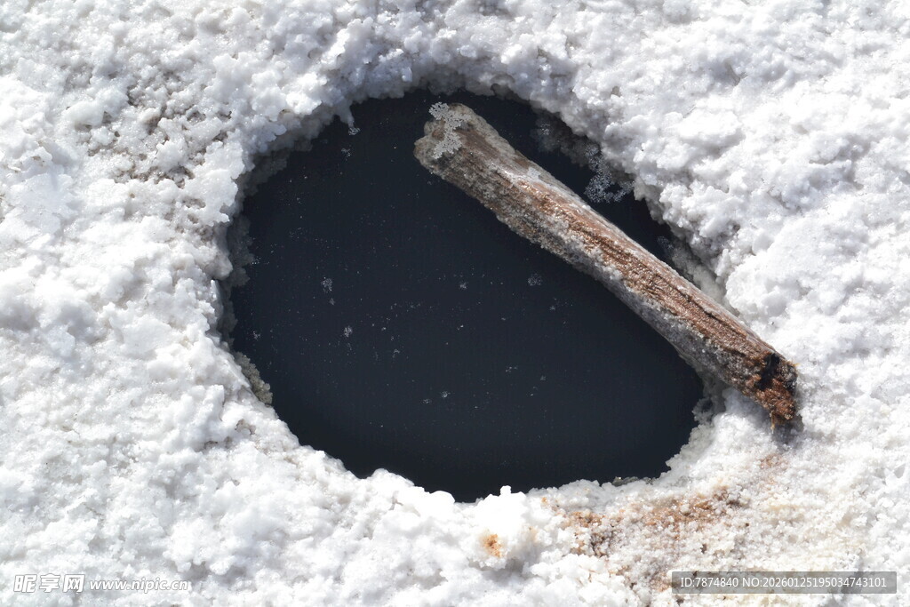 雪地上的孔洞与木棍