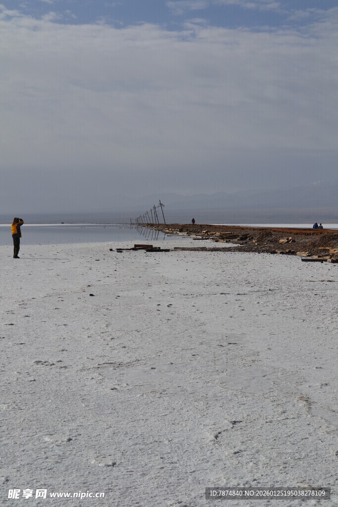 海边沙滩上的孤独身影