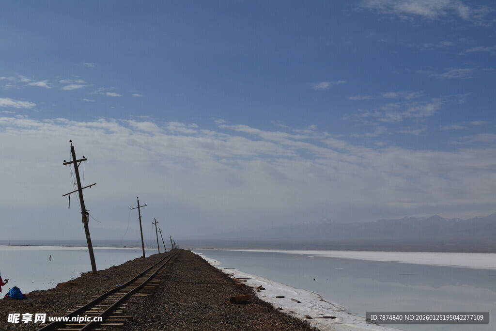盐湖边的铁路与电线杆