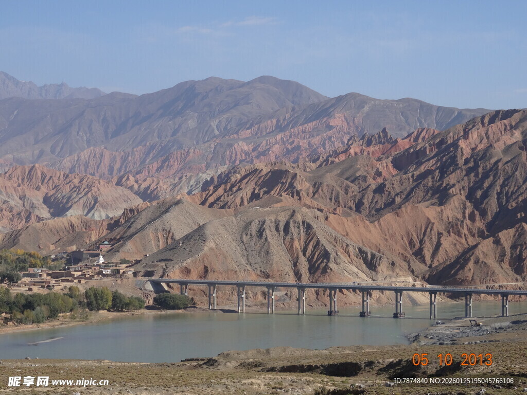 壮丽河谷大桥与多彩山峦