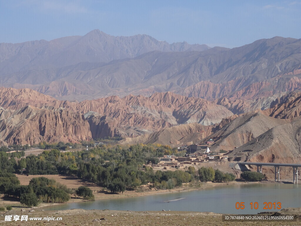 壮丽山河间的河畔风光