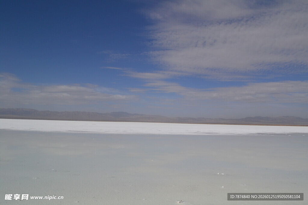 广阔盐湖与蓝天白云景观
