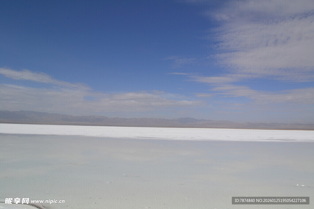 广阔盐湖 蓝天白云之景