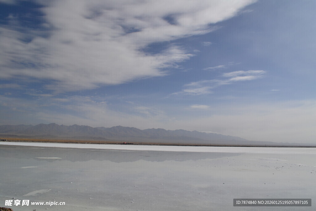 广阔盐湖与蓝天白云美景