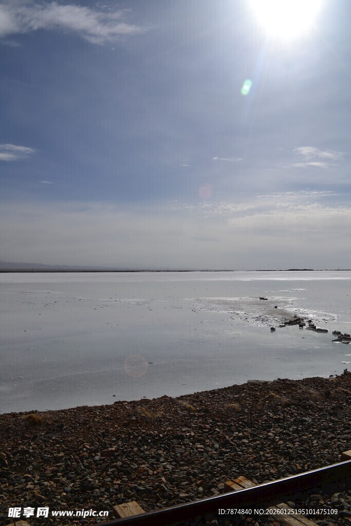 阳光照耀下的开阔水域