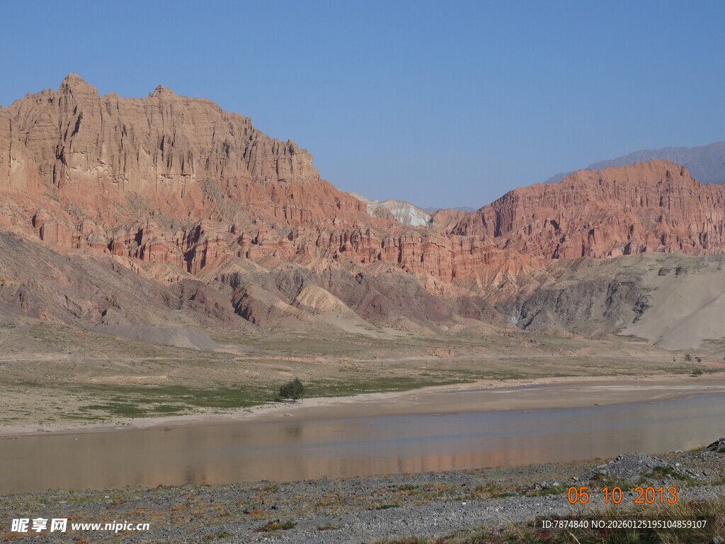壮丽河谷边的红色山峦