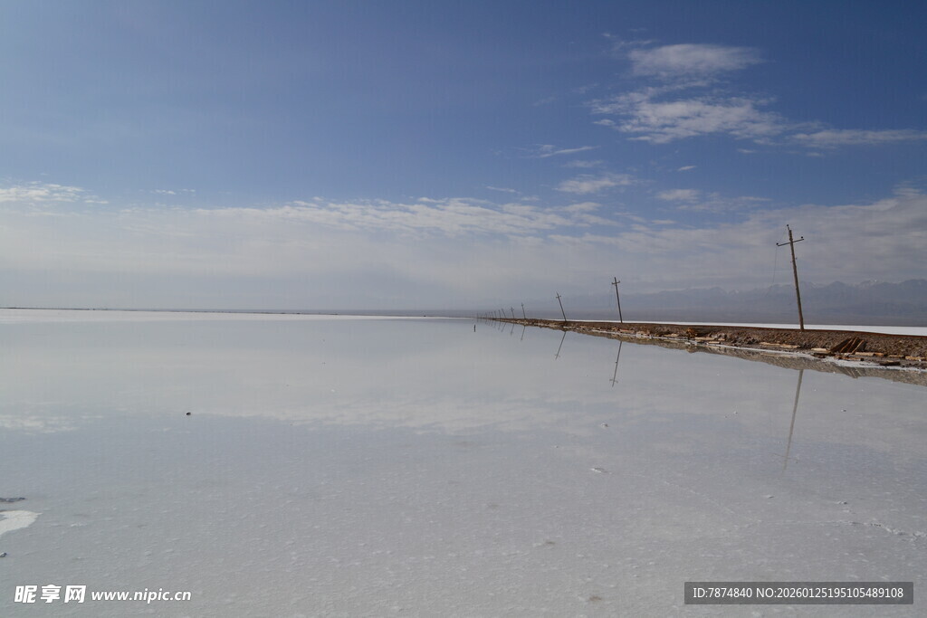 广阔盐湖风光