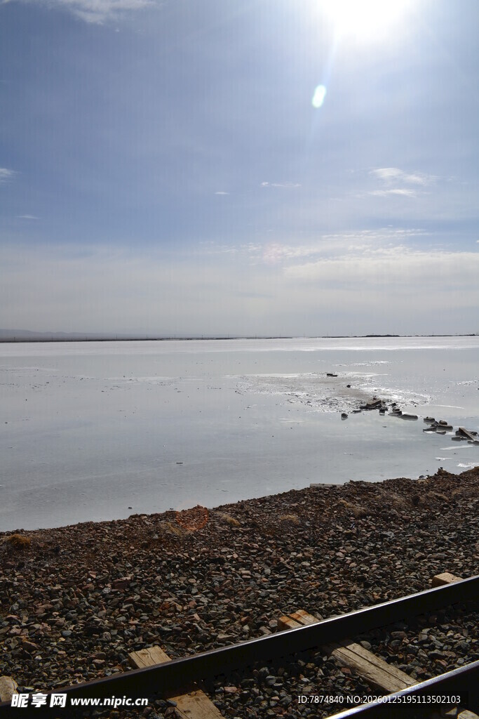 铁轨旁的开阔水域风光