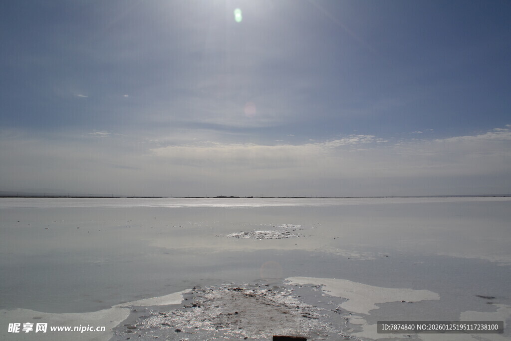 广阔冰面与晴朗天空景象