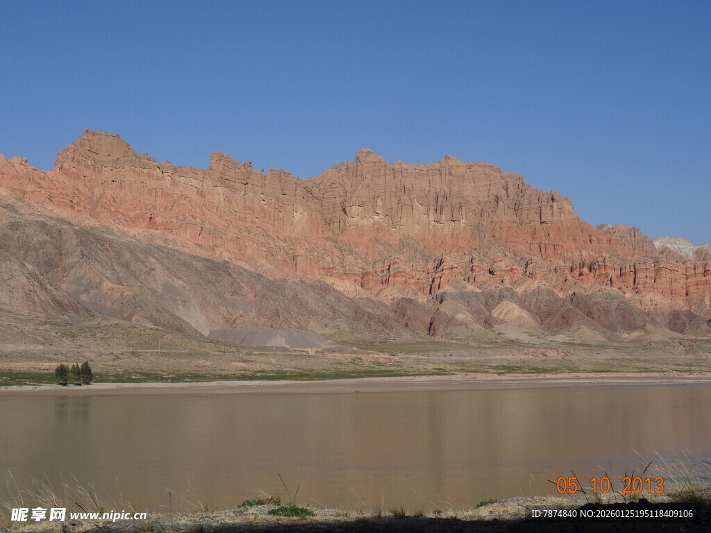 壮丽丹霞映碧水