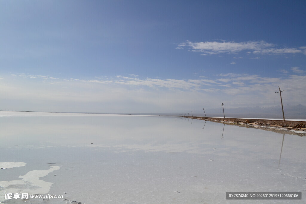 广阔盐湖 蓝天白云之景