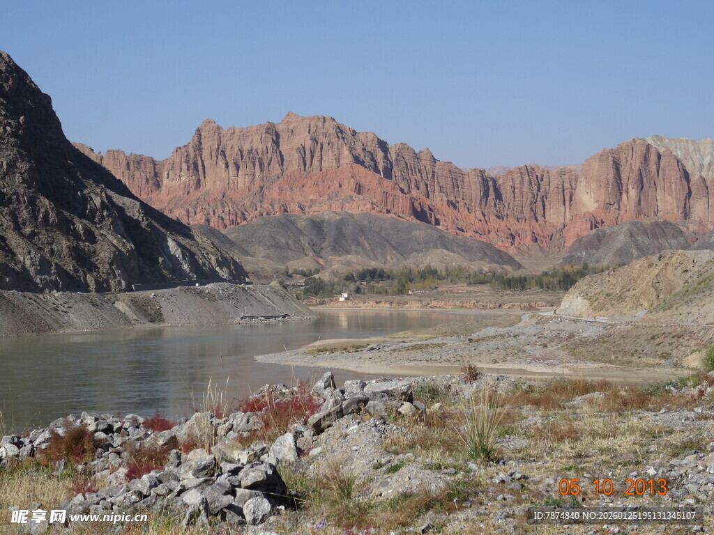 壮丽峡谷中的静谧水域