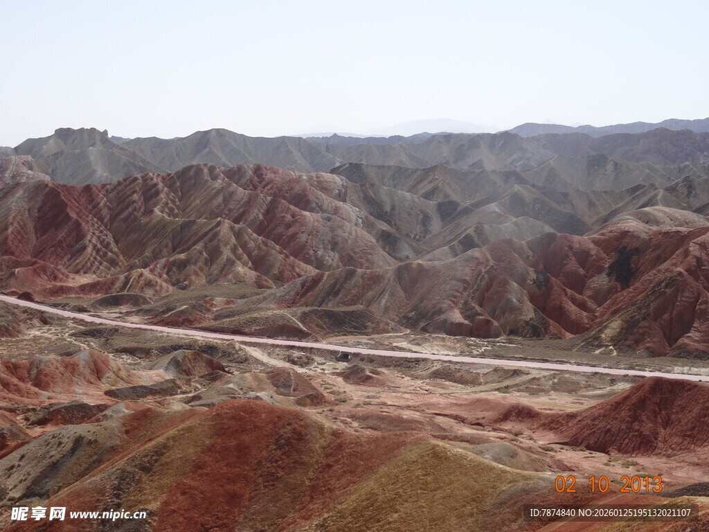 七彩斑斓的丹霞地貌景观