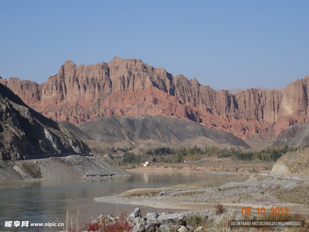壮丽峡谷边的宁静水域