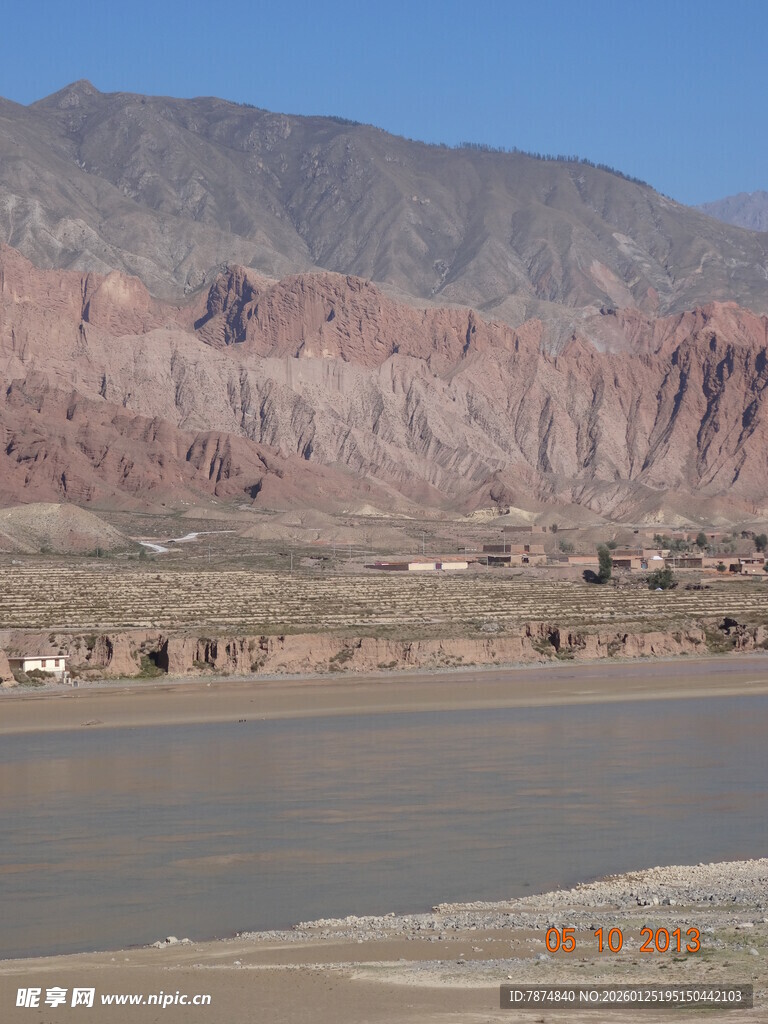 壮丽河谷与远处山峦景观