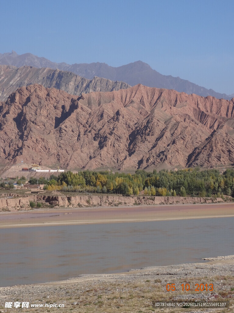 壮丽河谷边的赤红山脉