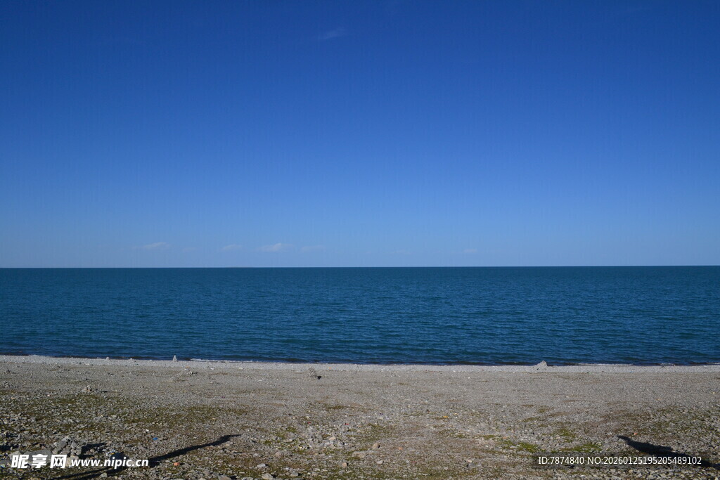 蔚蓝大海与岸边风景