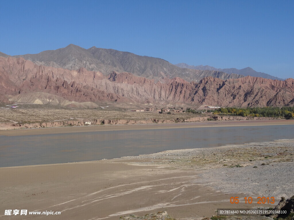 壮丽河谷与远处红山景观