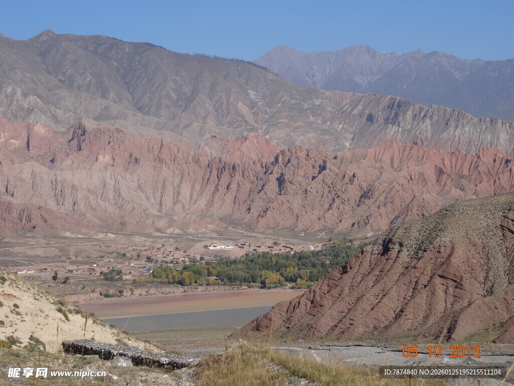 壮丽河谷与远处山峦景观