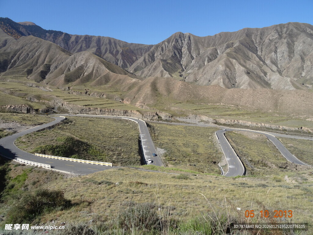 蜿蜒山路于山间美景